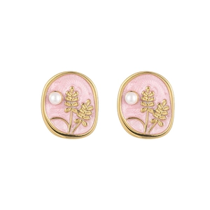 Detail von Vintage Gold-Ohrringen mit rosa Emaille, Weizenblatt und kleiner Perle