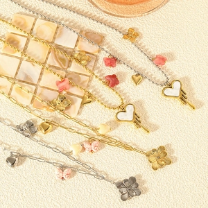 Collane chic in acciaio inossidabile con cuori di conchiglia, fiori e farfalle colorate