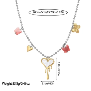 Dettaglio della collana di perline con farfalle rosa e ciondolo a cuore con misure