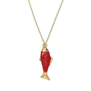 Collar de cadena dorada con un colgante de pez en esmalte rojo y textura de escamas sobre blanco