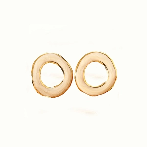 Minimalistische emaille oorringen met goudkleurige afwerking en crème-kleurige hars