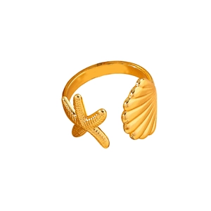 Anello regolabile in acciaio al titanio dorato con design a stella marina e conchiglia