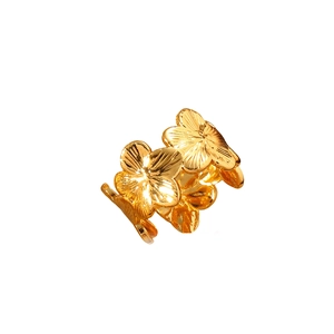 Dettaglio macro dell'anello floreale dorato con petali stratificati e finitura lucida