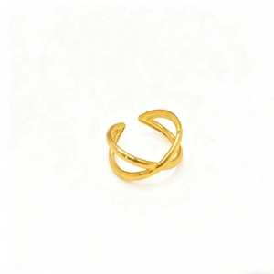Dettaglio macro dell'anello a petalo in acciaio placcato oro 18k con fascia aperta