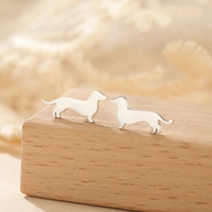 Pendientes de perro dachshund de acero inoxidable pulido para mujer en color plata