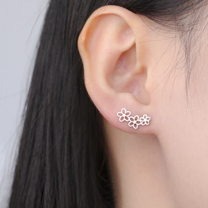 Eleganti orecchini a lobo in acciaio inossidabile con design floreale curvo per donna