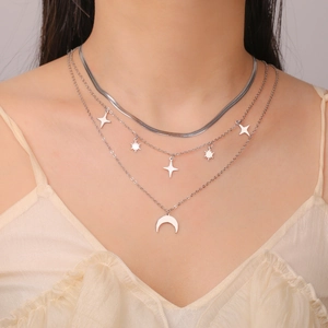 Collar plateado de tres capas con colgantes de estrella y luna en modelo femenina