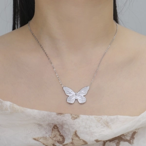 Elegante Schmetterling Anhänger Halskette aus Edelstahl mit filigranen Flügel Details