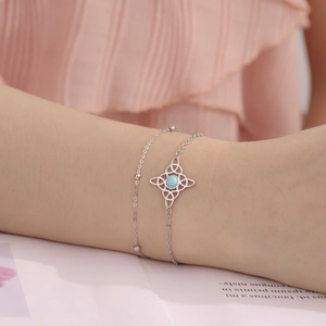 Detail von Keltischer Hexenknoten Armband mit blauem Stein und Mondsichel Anhänger