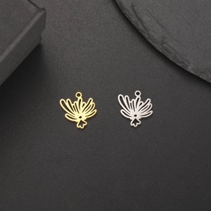 Detailaufnahme hohler Blumenanhänger in Gold und Stahl für DIY-Schmuckherstellung