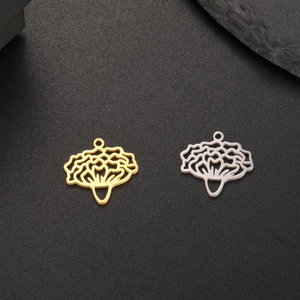 Detailansicht der hohlen Blumenanhänger in Gold und Silber für DIY-Schmuckherstellung