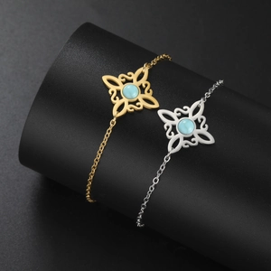 Nahaufnahme des Hexenknoten-Armbands aus Edelstahl mit Türkis auf einem schwarzen Ständer