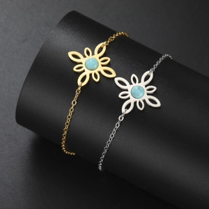 Detailaufnahme von Doppelkettenarmband mit Keltenknoten und blauem Stein in Gold und Silber