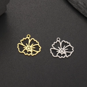 Detail der gold- und silbernen hohlen Blumenanhänger mit feinen Blütenmustern