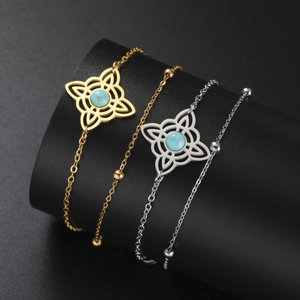 Detail von zwei Keltischen Hexenknoten Armbändern mit blauem Stein in Gold und Silber