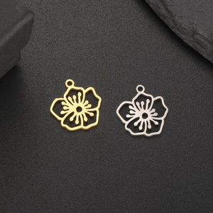 Detailansicht der hohlen Blütenanhänger in Gold und Silber für DIY-Schmuckherstellung