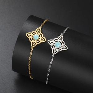 Detailaufnahme der Keltischen Hexenknoten-Armbänder mit blauem Stein auf Schmuckständer