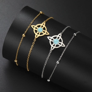 Detailaufnahme von Keltischen Hexenknoten Armbändern in Gold und Silber mit blauem Stein