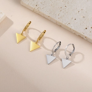 Boucles d'oreilles créoles en acier poli avec pendentif triangle, finitions or et argent