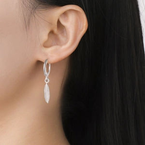 Pendientes de aro con pluma minimalistas en acero inoxidable pulido para mujer
