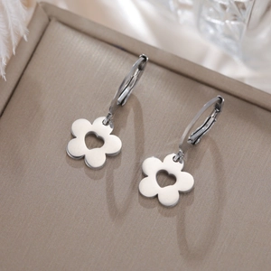Créoles en acier inoxydable avec pendentif fleur et détail de cœur évidé pour femmes