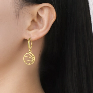 Gros plan d'une boucle d'oreille en acier inoxydable doré avec pendentif basket ajouré