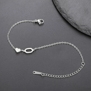 Detailaufnahme des silbernen Herzanhänger-Armbands mit Karabinerverschluss und Kette
