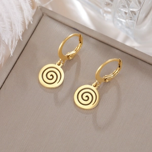 Gros plan sur des boucles d'oreilles en acier doré avec motif spirale et fermoir