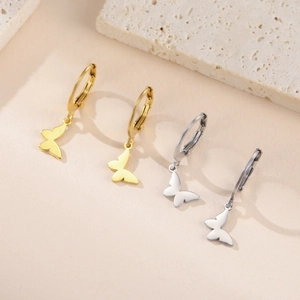 Vue détaillée de boucles d'oreilles créoles papillon en finitions or et argent poli