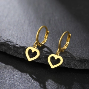 Vue détaillée de boucles d'oreilles créoles dorées avec pendentif cœur évidé