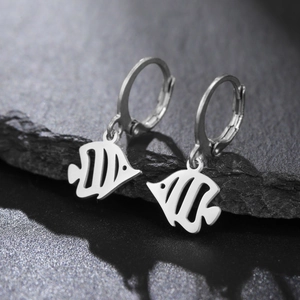 Détail des boucles d'oreilles créoles avec pendentif poisson tropical en argent poli