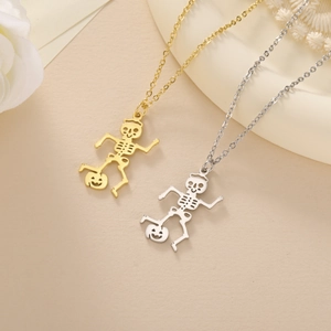 Detailansicht goldener und silberner Skelett-Kürbis-Anhänger für Halloween-Schmuck