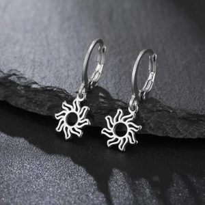 Vue détaillée des boucles d'oreilles créoles en acier argenté avec pendentif soleil