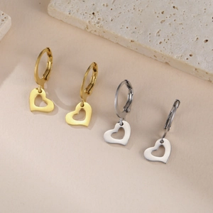 Détails des breloques en forme de cœur creux sur boucles d'oreilles créoles or et argent