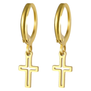 Boucles d'oreilles créoles dorées en acier inoxydable avec pendentifs croix sur fond blanc