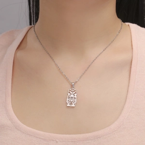 Collier avec pendentif masque tiki en acier inoxydable poli sur une chaîne argentée
