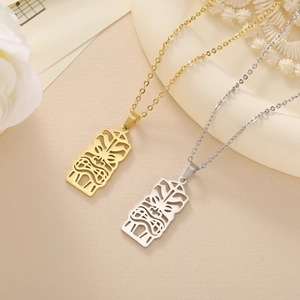 Détails des pendentifs Tiki ajourés en or et argent sur colliers en acier inoxydable