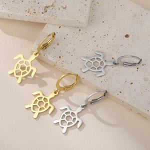 Vue détaillée de boucles d'oreilles tortue en or et argent avec fermoir à levier