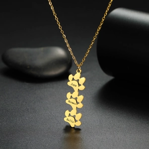 Gepersonaliseerde gouden roestvrijstalen ketting met drie gegraveerde pootjes hangers