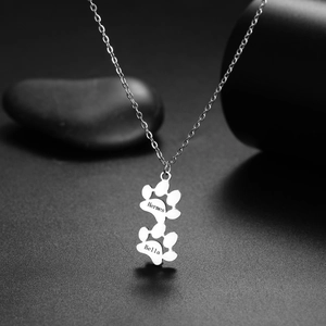Gepersonaliseerde hondenpoot hanger ketting met twee gegraveerde namen op zilver metaal
