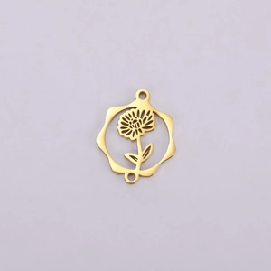 Vue détaillée du pendentif fleur dorée avec motifs ajourés et doubles boucles de connexion