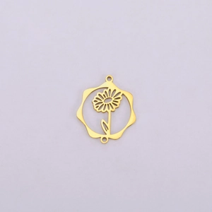 Détail d'un pendentif tournesol doré ajouré avec deux anneaux pour bijoux DIY