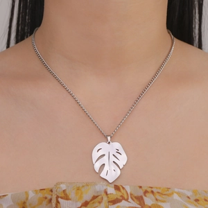 Collana elegante in acciaio inossidabile argento con ciondolo a foglia monstera su modella