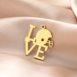 Pendentif LOVE en acier doré avec motif casque de football sur fond de satin champagne