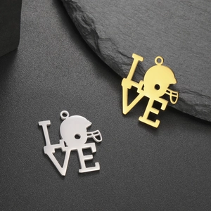 Détail des pendentifs LOVE polis avec casque de football américain en finitions or et argent