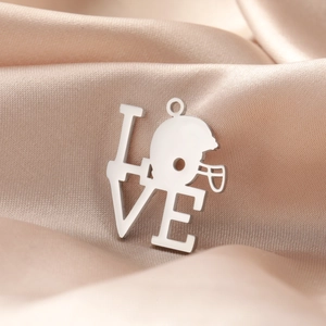 Détail du pendentif LOVE avec silhouette de casque de football sur satin champagne