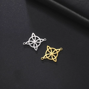 Vista macro de conectores de joyería de nudo celta dorados y plateados para pulseras