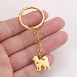 Vue détaillée du porte-clés silhouette de chien doré avec découpe en forme de cœur