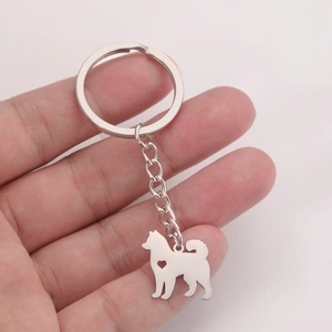 Porte-clés Shiba Inu en acier inoxydable poli avec un détail découpé en forme de cœur