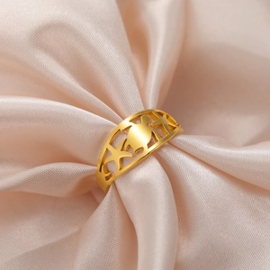 Dettaglio dell'anello con tartaruga e stella marina in acciaio inossidabile dorato